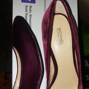 Size 10 MK court heel